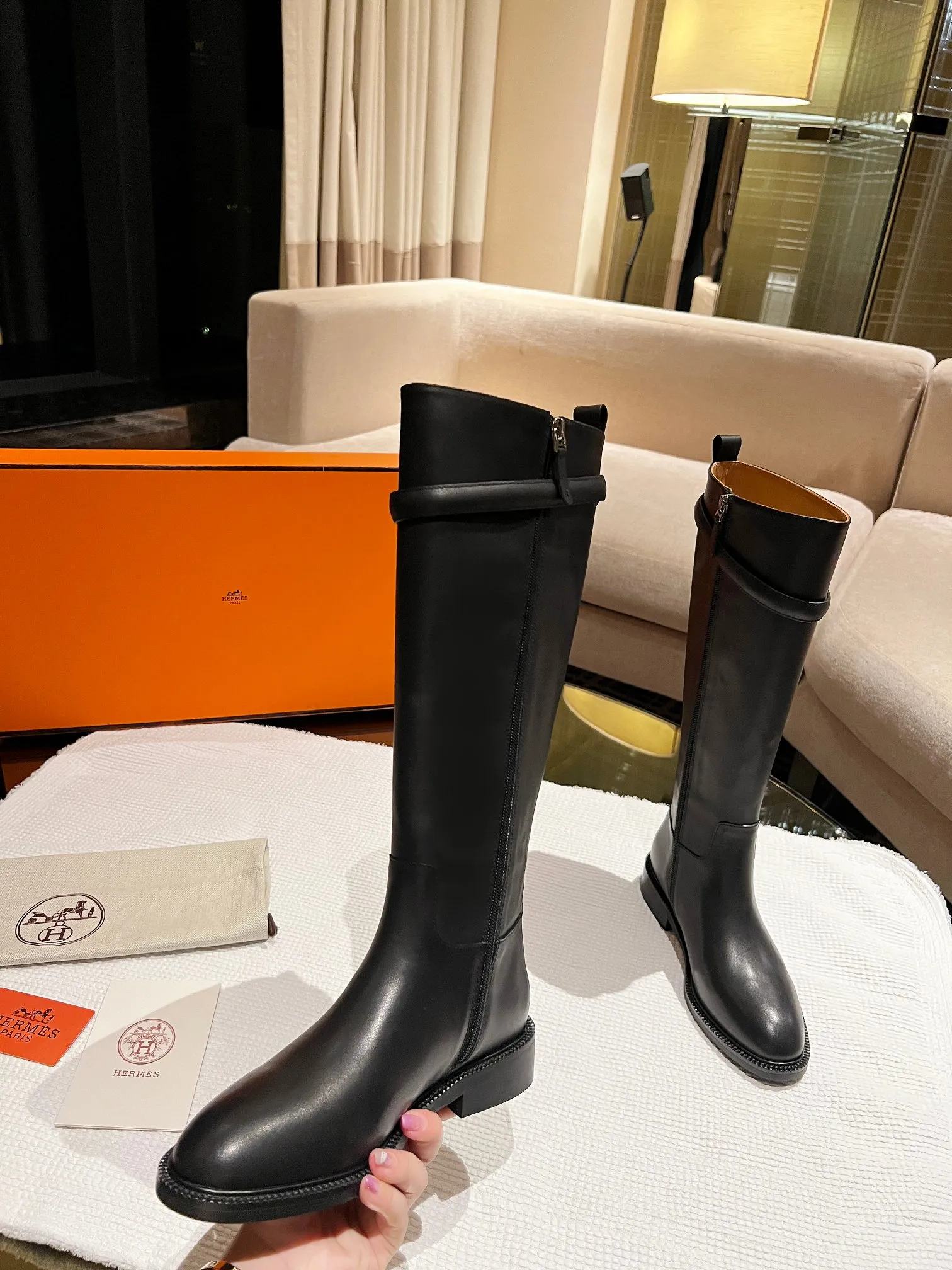💕💕Factory direct selling price p840💕💕. Top version original purchase 3D three-dimensional last leg craft boot shaft three-dimensional non-deformation H home 2025 autumn and winter new style HERMES classic long boots, naturally have unique craftsmanship and quality. The leather of these boots is all imported and customized, and the inner material is also imported customized cowhide. They are easy to wear, comfortable and look good with everything. They are a must-have for autumn and winter, and the style lasts forever. These knight boots will never go out of style no matter how you wear them. Upper: Imported original calfskin Lining: Imported cowhide lining Size: Female 35-39 (40 41 non-returnable and non-exchangeable)